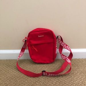 Supreme shoulder bag 100% authentic
